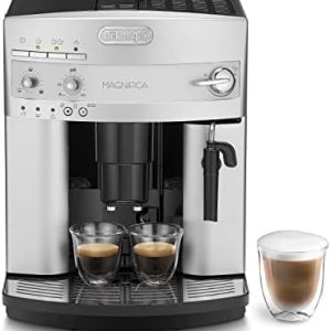 De'Longhi Magnifica ESAM 3200.S Kaffeevollautomat mit Milchaufschäumdüse für Cappuccino, mit Espresso Direktwahltaste, 2-Tassen-Funktion, großer 1,8 Liter Wassertank, Grau/Silber