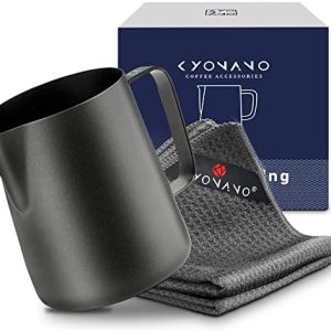 KYONANO Milchkännchen, 350ml Milchkännchen Edelstahl 18/8, Premium Barista Zubehör Handheld Aufschäumkännchen, Milchkanne schwarz mit 2 Barista Tuch für Cappuccino Espresso (3er Set)