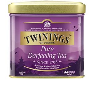 Twinings Pure Darjeeling - Schwarzer Tee lose in der Tee-Dose - zarter, erstklassiger Schwarztee mit einem Hauch von Muskat, gepflückt in den Anbaugebieten der Himalaja-Region, 100 g