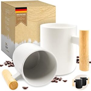 fiika Kaffeetassen Set weiß (2 x 350ml) einfarbig mit Holzgriff Eiche – moderne Kaffeebecher 2 Stück 0,35 Liter für Kaffee Tee Kakao und andere Getränke – große Tassen aus Keramik 2er Set matte Optik